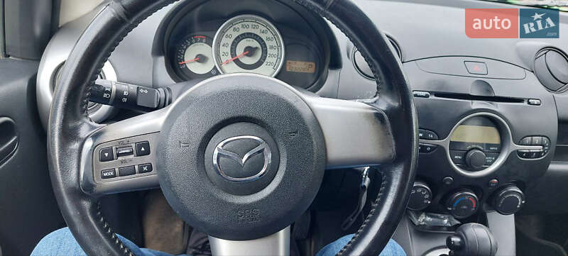 Хетчбек Mazda 2 2008 в Чернівцях