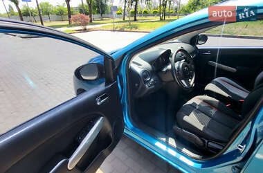 Хэтчбек Mazda 2 2011 в 