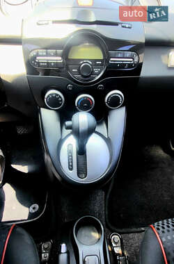 Хэтчбек Mazda 2 2011 в 