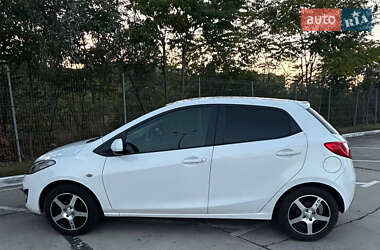 Хэтчбек Mazda 2 2010 в 