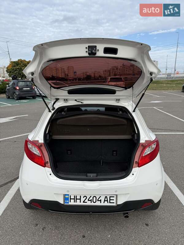 Хэтчбек Mazda 2 2010 в Киеве