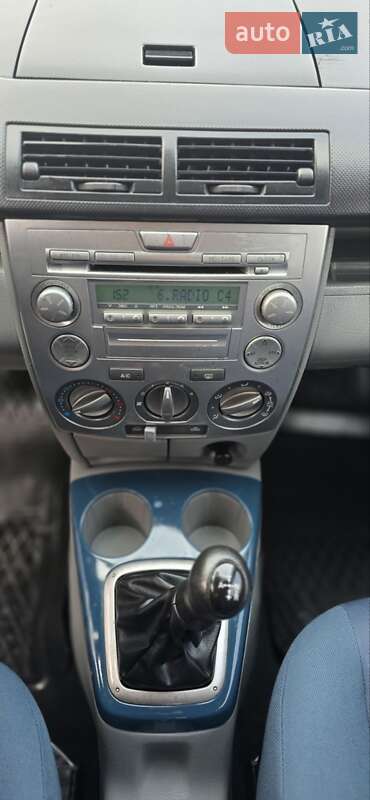 Хэтчбек Mazda 2 2005 в Черновцах