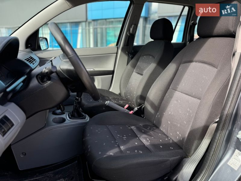 Хэтчбек Mazda 2 2004 в Киеве