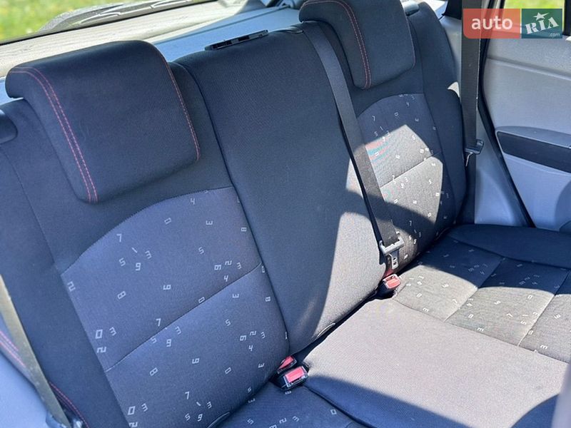 Хэтчбек Mazda 2 2004 в Золочеве