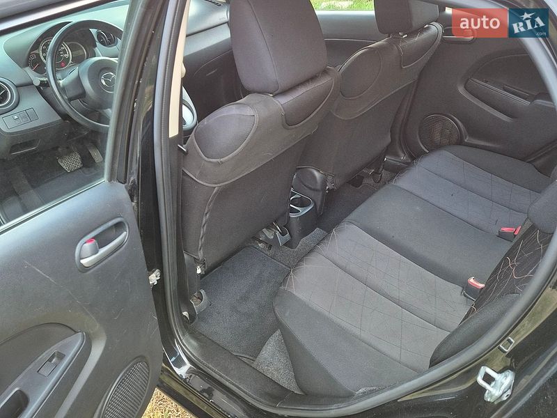 Хетчбек Mazda 2 2014 в Чернівцях