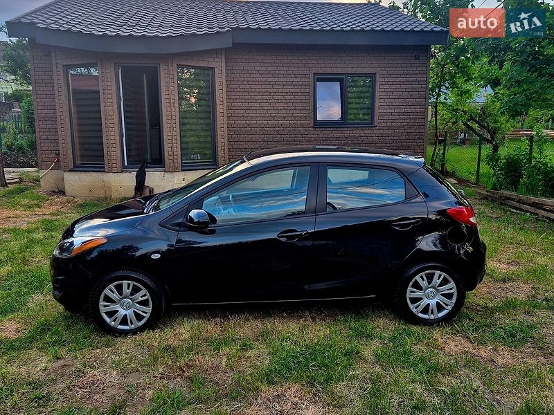 Хетчбек Mazda 2 2014 в Чернівцях