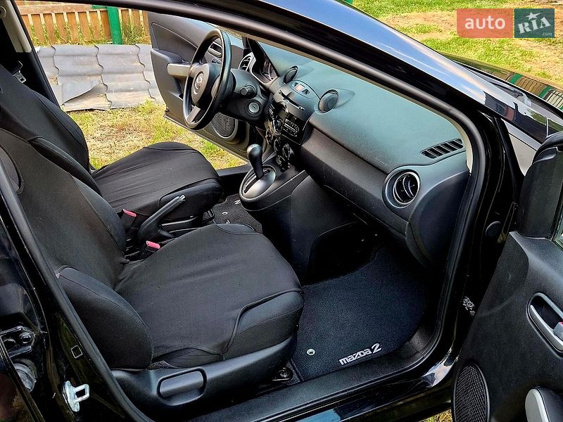 Хетчбек Mazda 2 2014 в Чернівцях