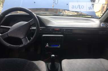 Седан Mazda 323 1990 в Чернівцях