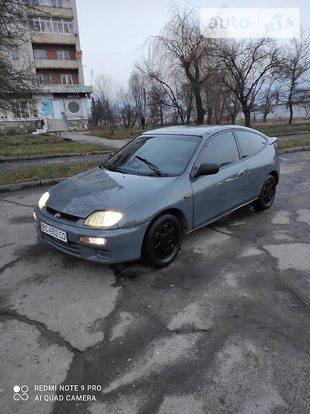 Седан Mazda 323 1996 в Дрогобыче