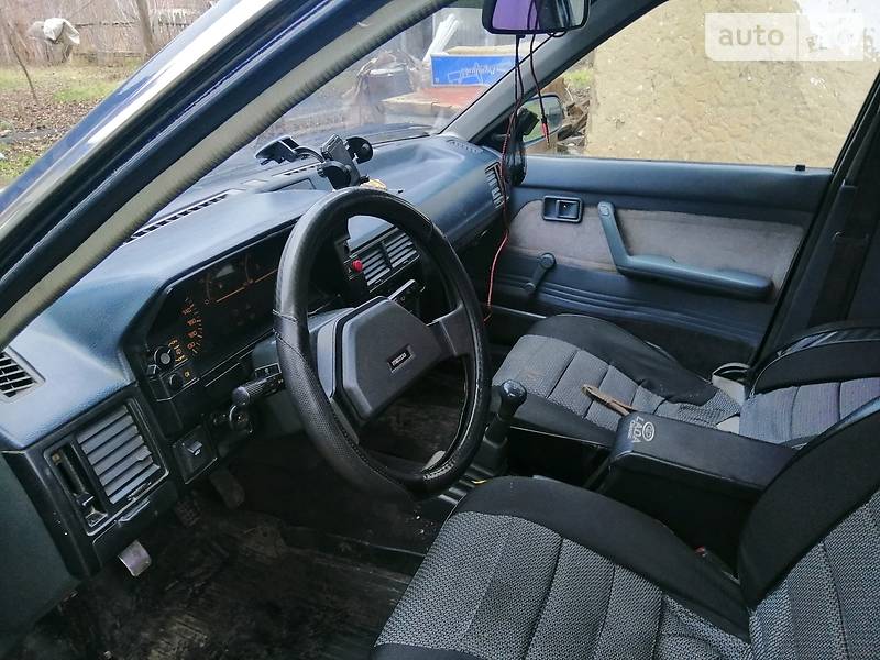 Седан Mazda 323 1987 в Золотоноше