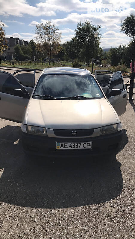 Седан Mazda 323 1998 в Львове