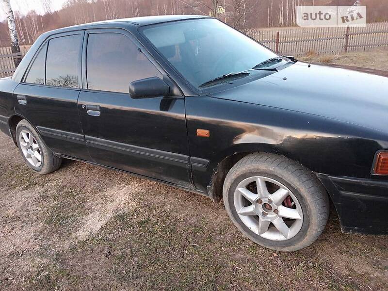 Седан Mazda 323 1992 в Ивано-Франковске