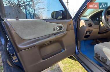 Седан Mazda 323 2000 в Николаеве