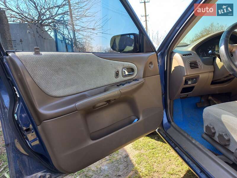 Седан Mazda 323 2000 в Николаеве