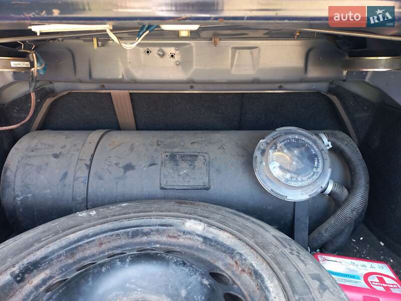 Седан Mazda 323 2000 в Николаеве