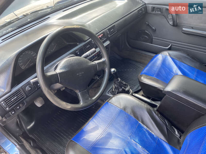 Седан Mazda 323 1990 в Днепре
