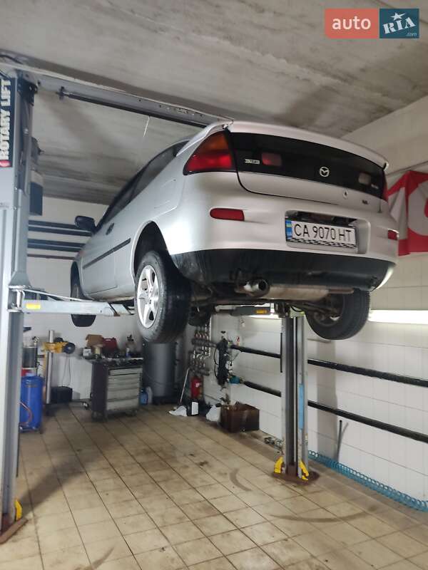 Хэтчбек Mazda 323 1998 в Киеве