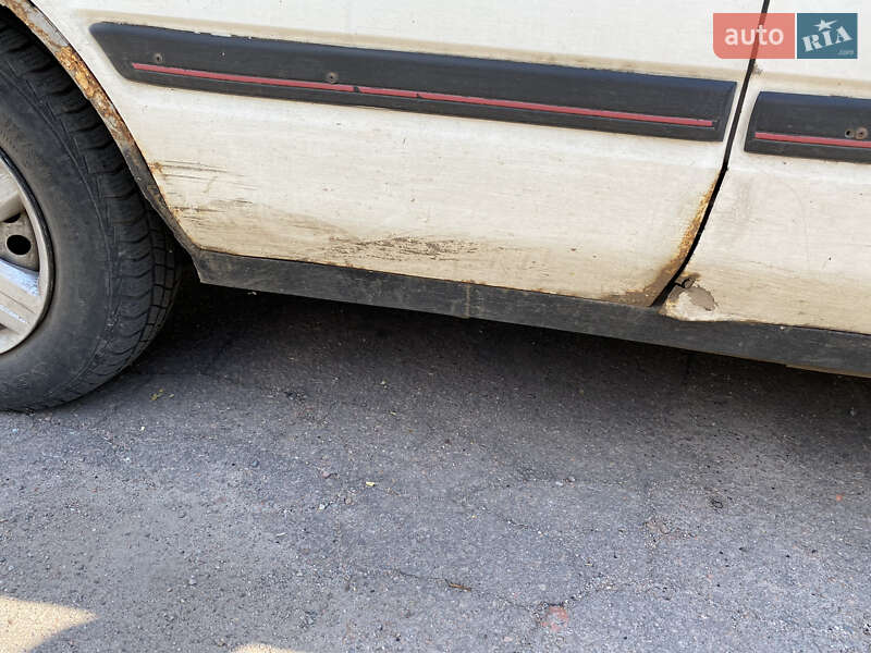 Седан Mazda 323 1992 в Олександрії