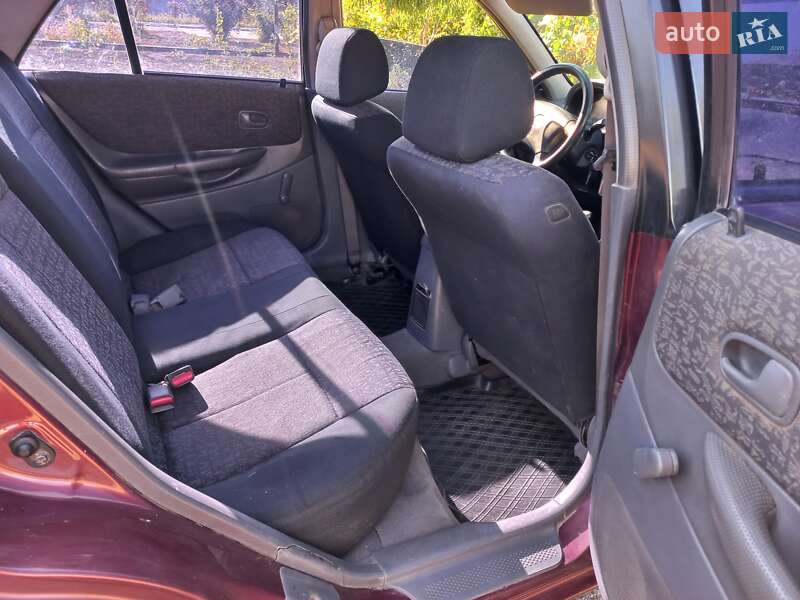 Седан Mazda 323 2001 в Миколаєві
