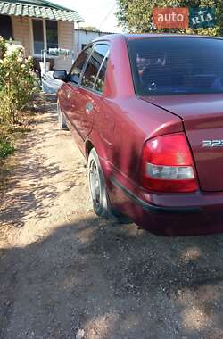 Седан Mazda 323 2001 в Николаеве