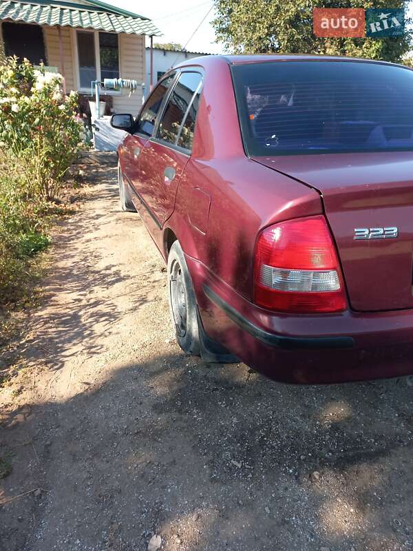 Седан Mazda 323 2001 в Миколаєві