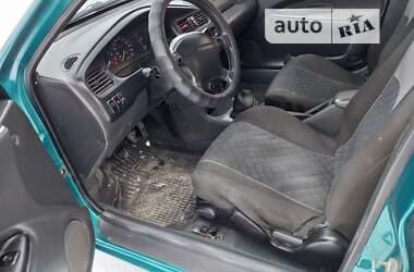 Седан Mazda 323 1996 в 