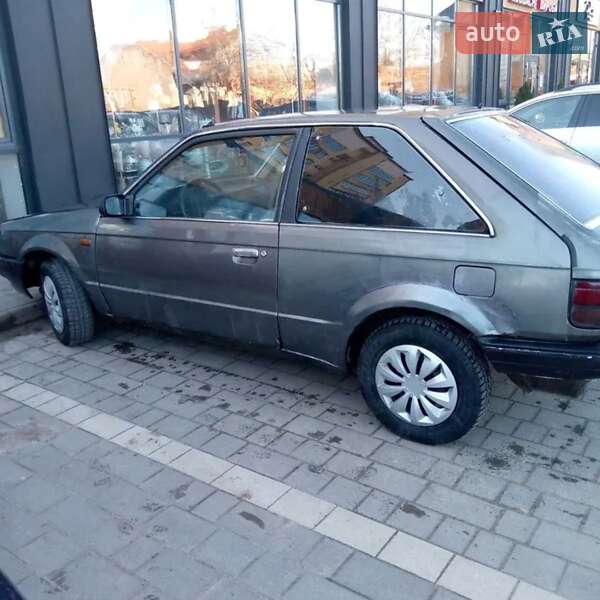 Седан Mazda 323 1985 в Черновцах