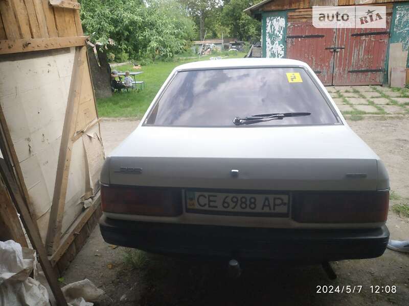 Седан Mazda 323 1986 в Черновцах