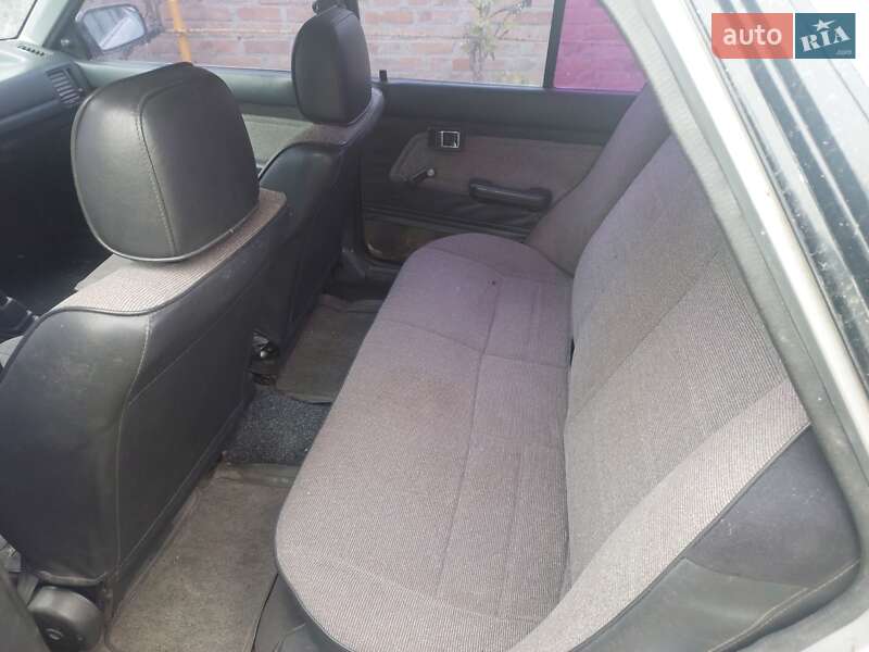 Седан Mazda 323 1989 в Харькове