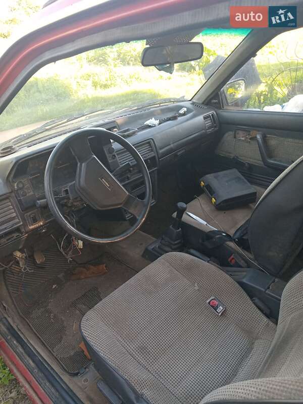 Седан Mazda 323 1985 в Виннице