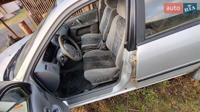 Седан Mazda 323 2000 в Рожнятове