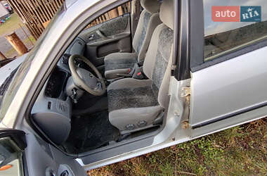 Седан Mazda 323 2000 в 
