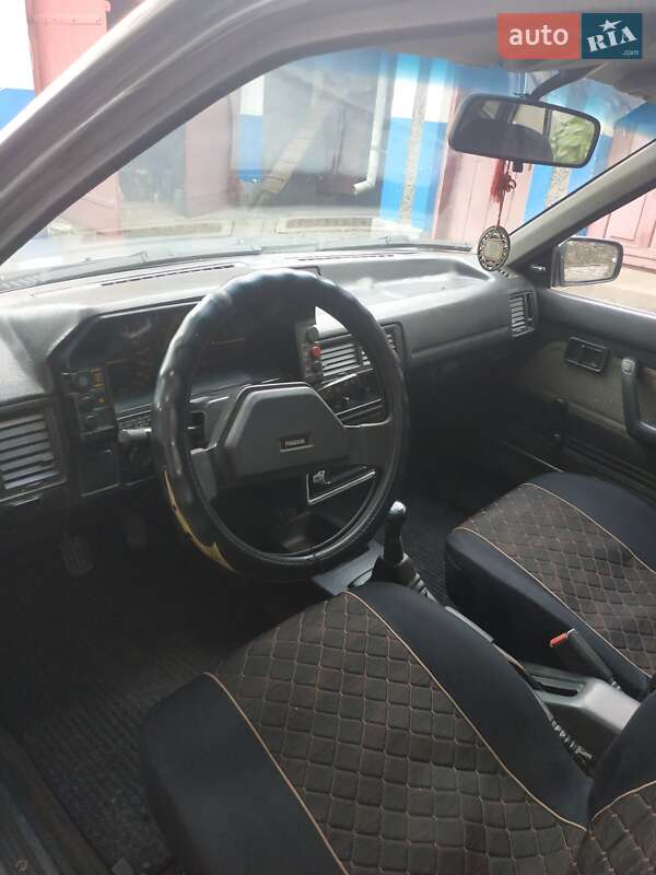 Хэтчбек Mazda 323 1988 в Каменец-Подольском