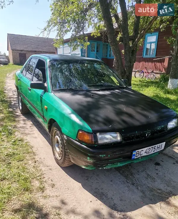 Седан Mazda 323 1993 в 