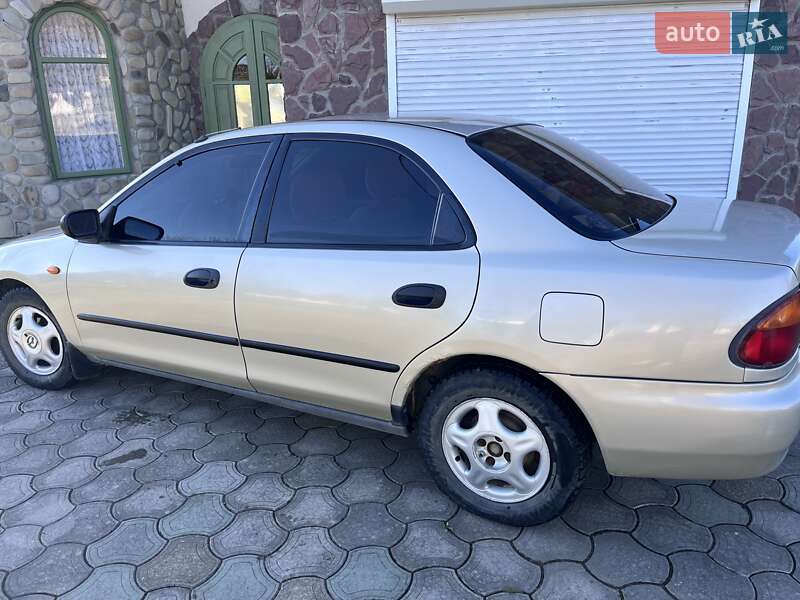 Седан Mazda 323 1996 в Ивано-Франковске