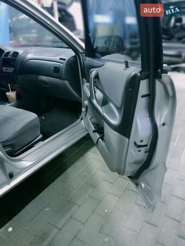 Хэтчбек Mazda 323 2001 в Киеве