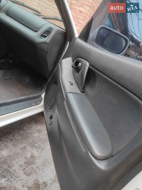 Хэтчбек Mazda 323 1995 в Кривом Роге
