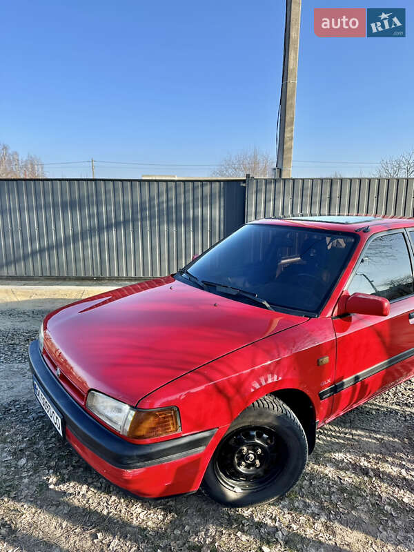 Седан Mazda 323 1992 в Вараші
