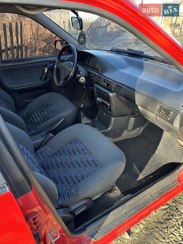 Седан Mazda 323 1992 в Вараші