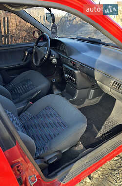 Седан Mazda 323 1992 в Вараше