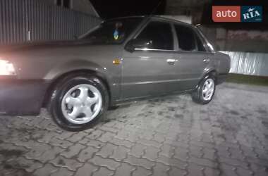 Седан Mazda 323 1989 в 