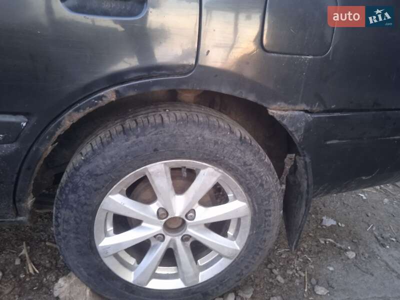 Седан Mazda 323 1990 в Білій Церкві