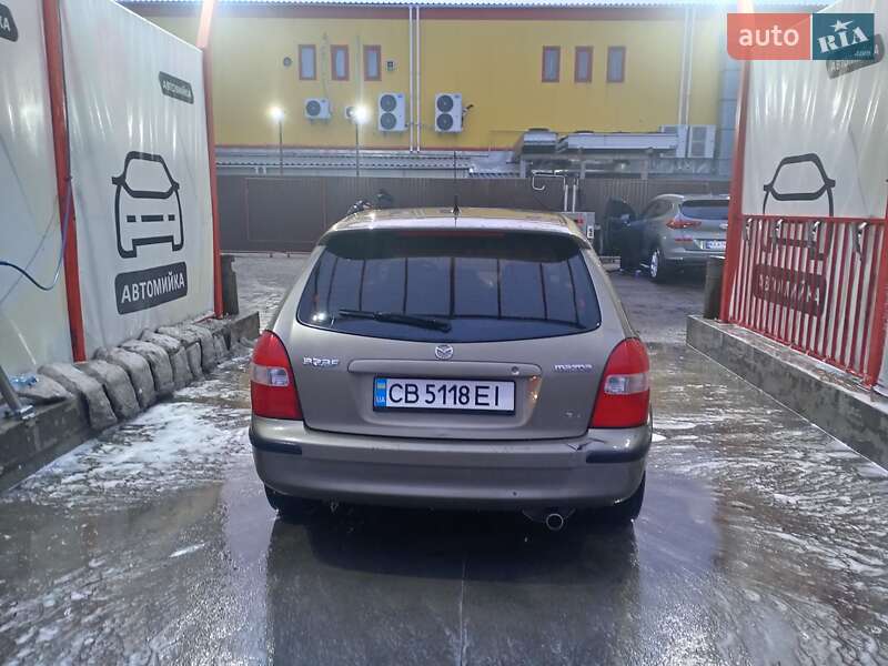 Хэтчбек Mazda 323 2000 в 