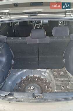 Хэтчбек Mazda 323 2000 в 