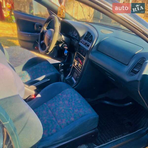 Хэтчбек Mazda 323 1994 в Новоселице