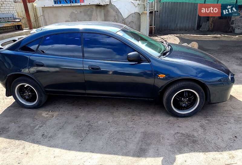 Хэтчбек Mazda 323 1998 в 