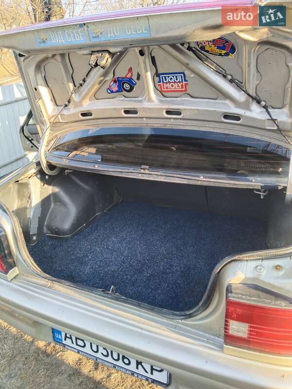Седан Mazda 323 1993 в 