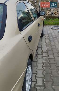 Седан Mazda 323 1996 в 