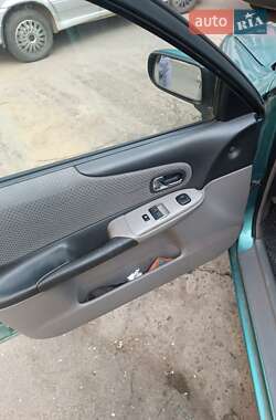 Хетчбек Mazda 323 2002 в 