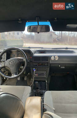 Седан Mazda 323 1986 в 